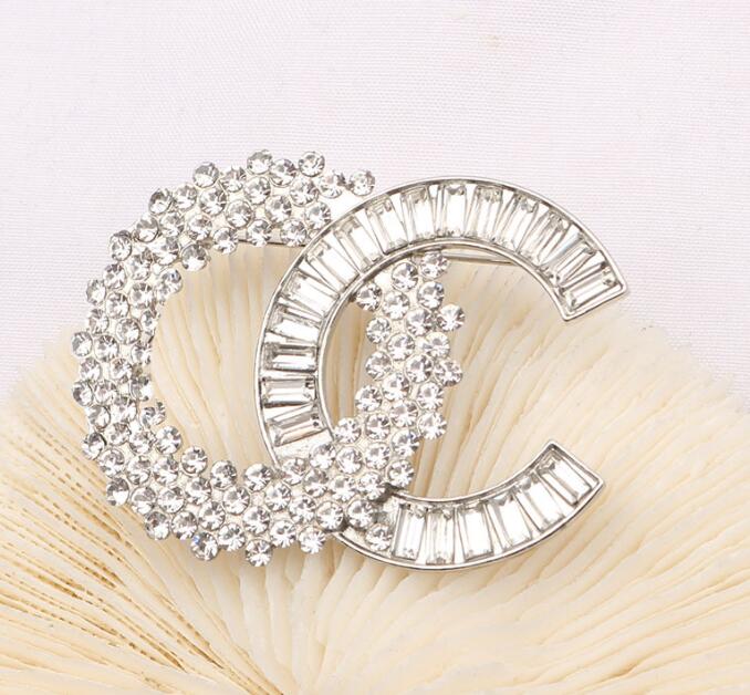 

Women Brand Designer Double Letter Brooches Simple Rhinestone Diamond Crystal Circle Metal Brooch Suit Laple Pin Fashion Women Jewelry Accessories