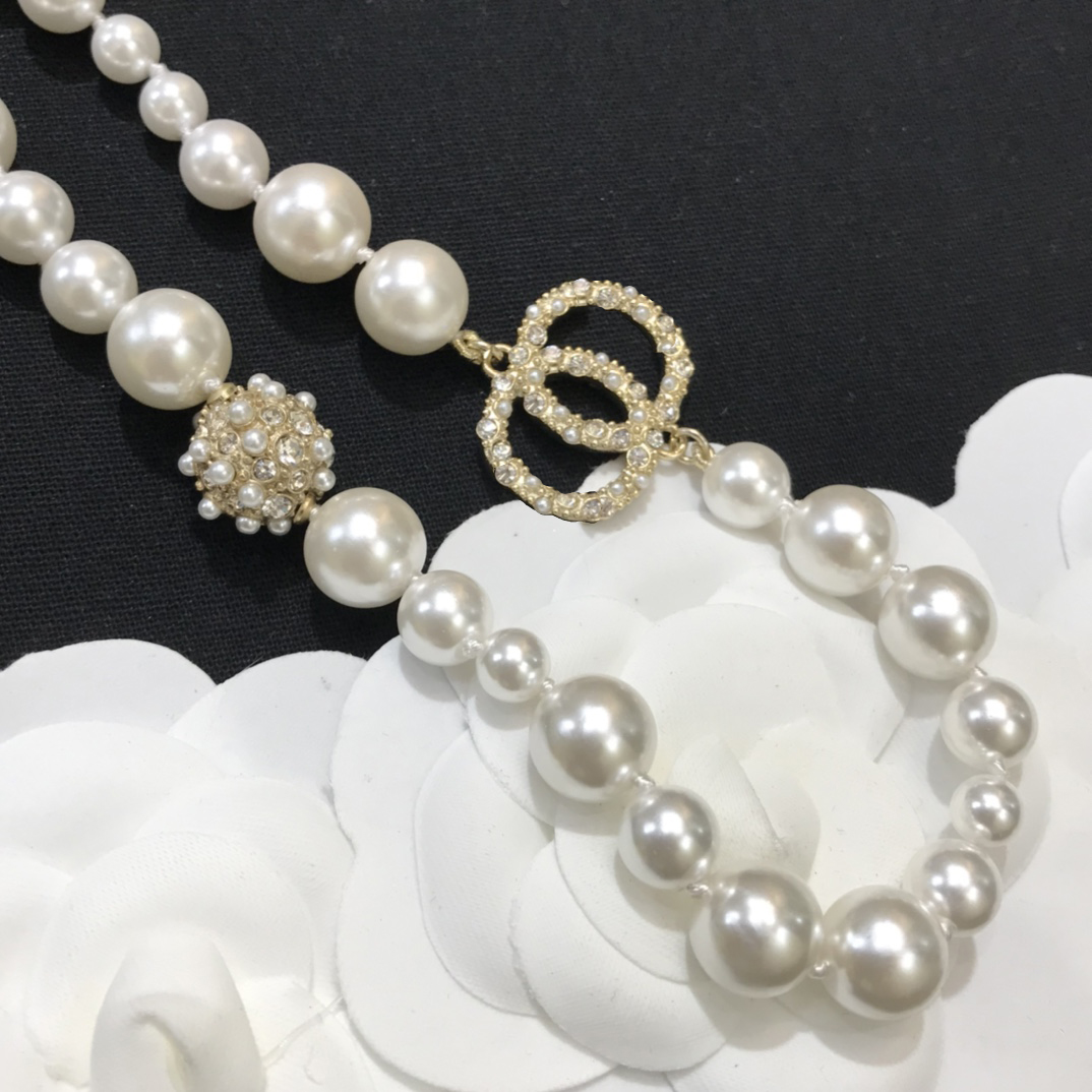 

Glazed pearl necklace bracelet with small crystals erratically embellished with double letters and pellets