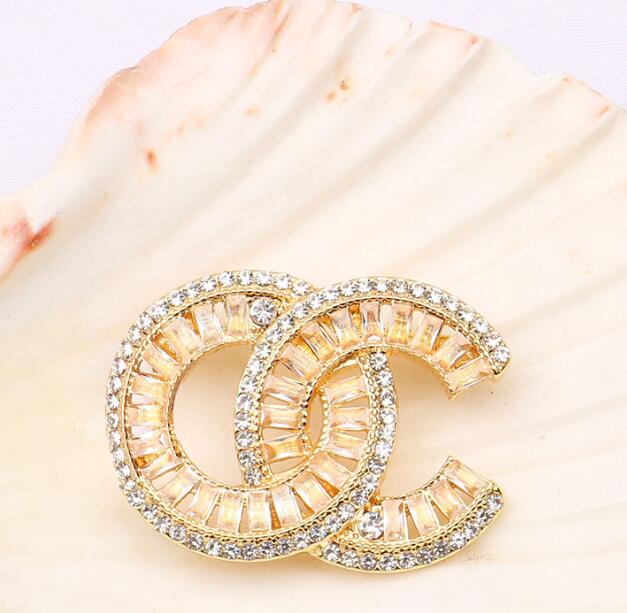 

Korea Luxury Design Brand Desinger Brooch Famous Women 18K Gold Plated Letter Brooches Suit Pin Fashion Jewelry Gifts Clothing Decoration Accessories
