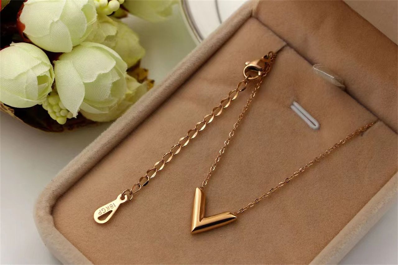 

Flower lock necklace letter V Titanium steel designer for women men Gift 18K Titaniums Steel