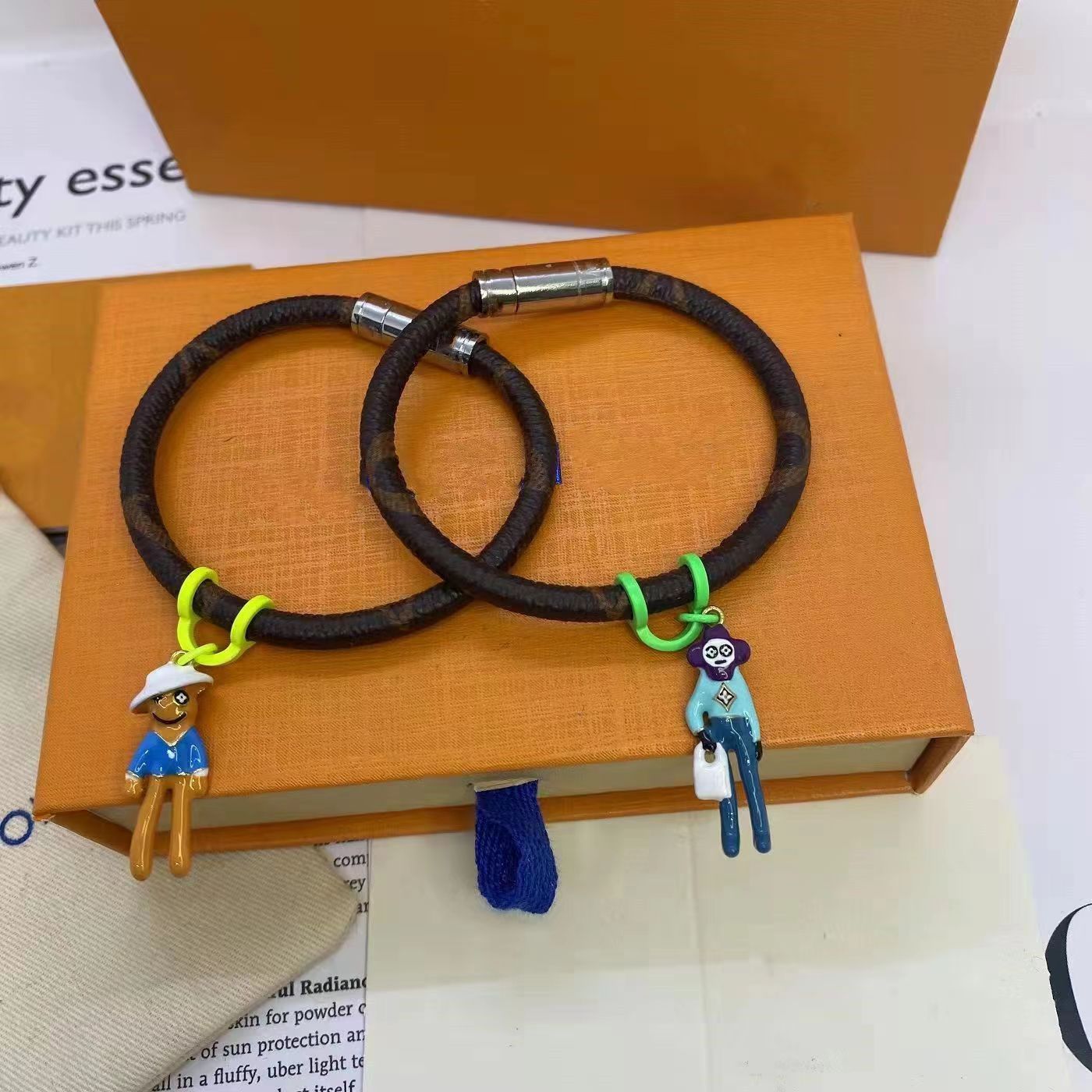 

New 2022 fashion America Style Charm Bracelets Brand Men Women Leather Magnetic Buckle Hand Rope Plaid L luxury Design Engraved V Letter Metal PU Bracelet Bangle