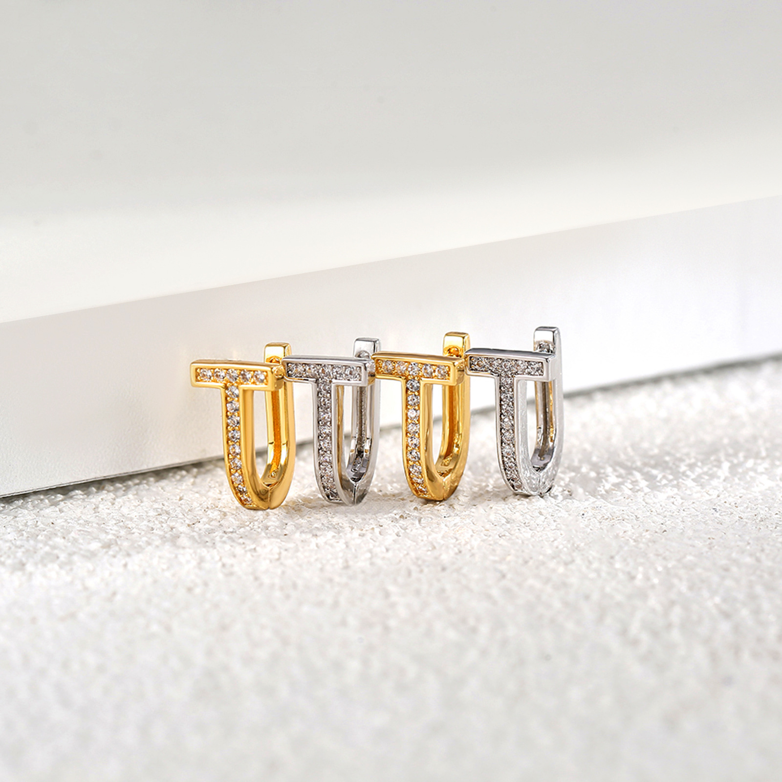 

Earrings High sense small temperament U-shaped diamond studded earrings simple for women