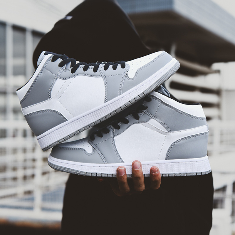 Chaussures de créateurs Authentique Jumpman 1 1S Baskets Hommes Basketball Femmes Paris Blanc Lait De Coco Sufaces Lumière Chat Noir Foncé Moka F