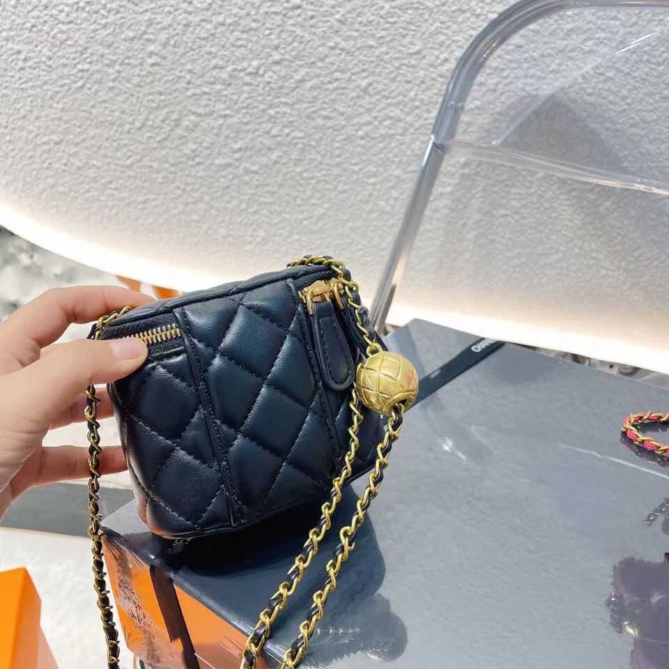 

New Small Channel Designers Bags Luxurys Shoulder Woman Shape Leather Handbags Temperament Versatile Messenger Bag Metal Clasp Letter, Black