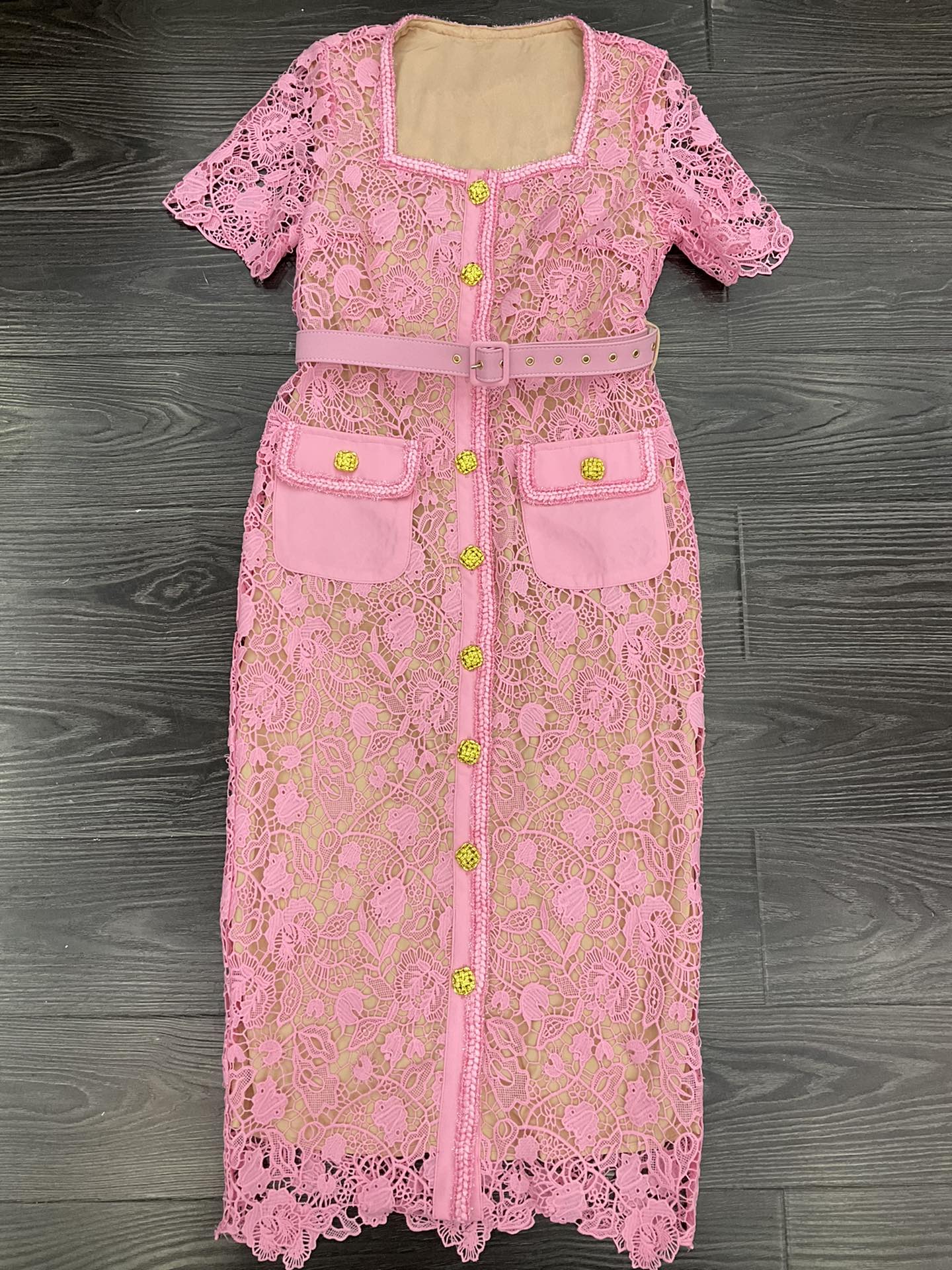 

Dress Women's heavy weight lace splicing small design sense hollow out short sleeve trapezoidal collar belt thin metal button decorationw S-XXL, Pink