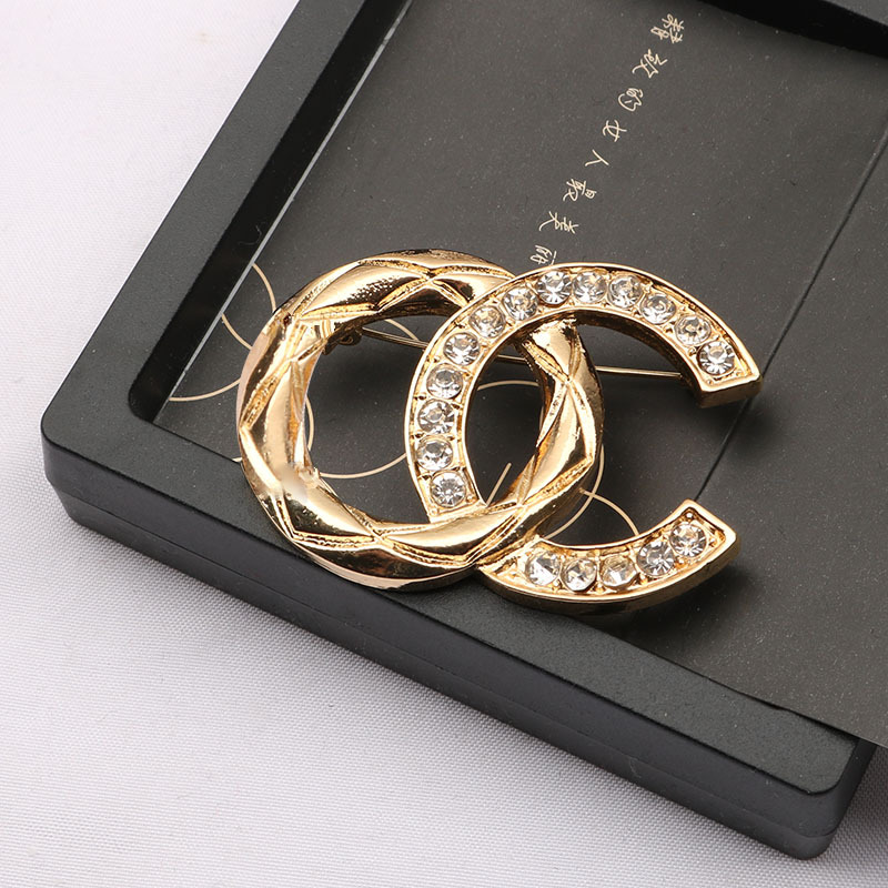 

Classic Brand Luxury Desinger Pearl Brooch Famous Women Rhinestone Double Letter Brooches Suit Pin Fashion Jewelry Clothing Decoration High Quality Accessories