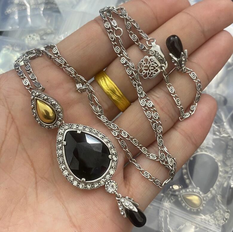 

Black gemstone drops Skull Heads pendant Necklace Vintage Hiphop Rock Punk Skeleton lady Necklaces Women Designer Jewelry Gifts MCQ95