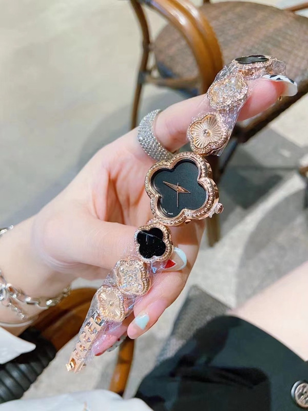 Van WristWatches for 2026 New Womens Watches Three stitches Quartz Watch Top Luxury Brand Steel Belt lady accessories Fashion Four-leaf clover shape