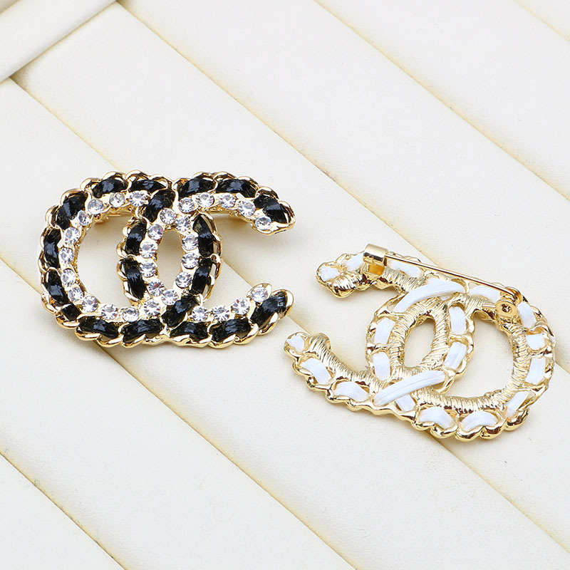 

Luxury Women Designer Brand Letters Brooches 18K Gold Plated Inlay Crystal Rhinestone Jewelry Handmade Leather Brooch Pin Marry Wedding Party Cloth accessories