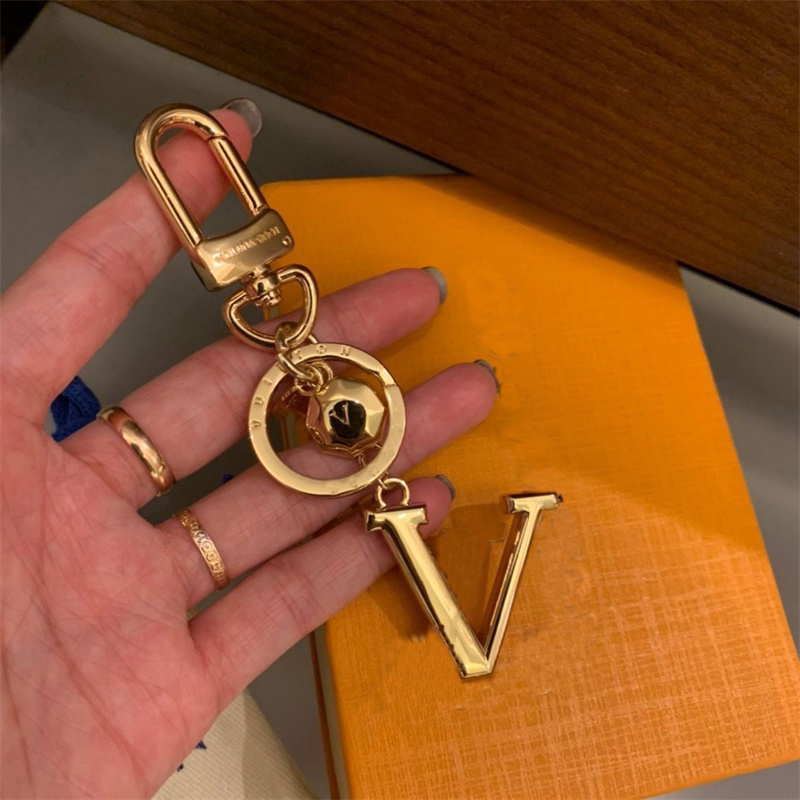

Designers Classic Portable Car Keychain With Letters Alloy Fashionable Handmade Key Chains For Women Men Alloy Stylish Key Buckle