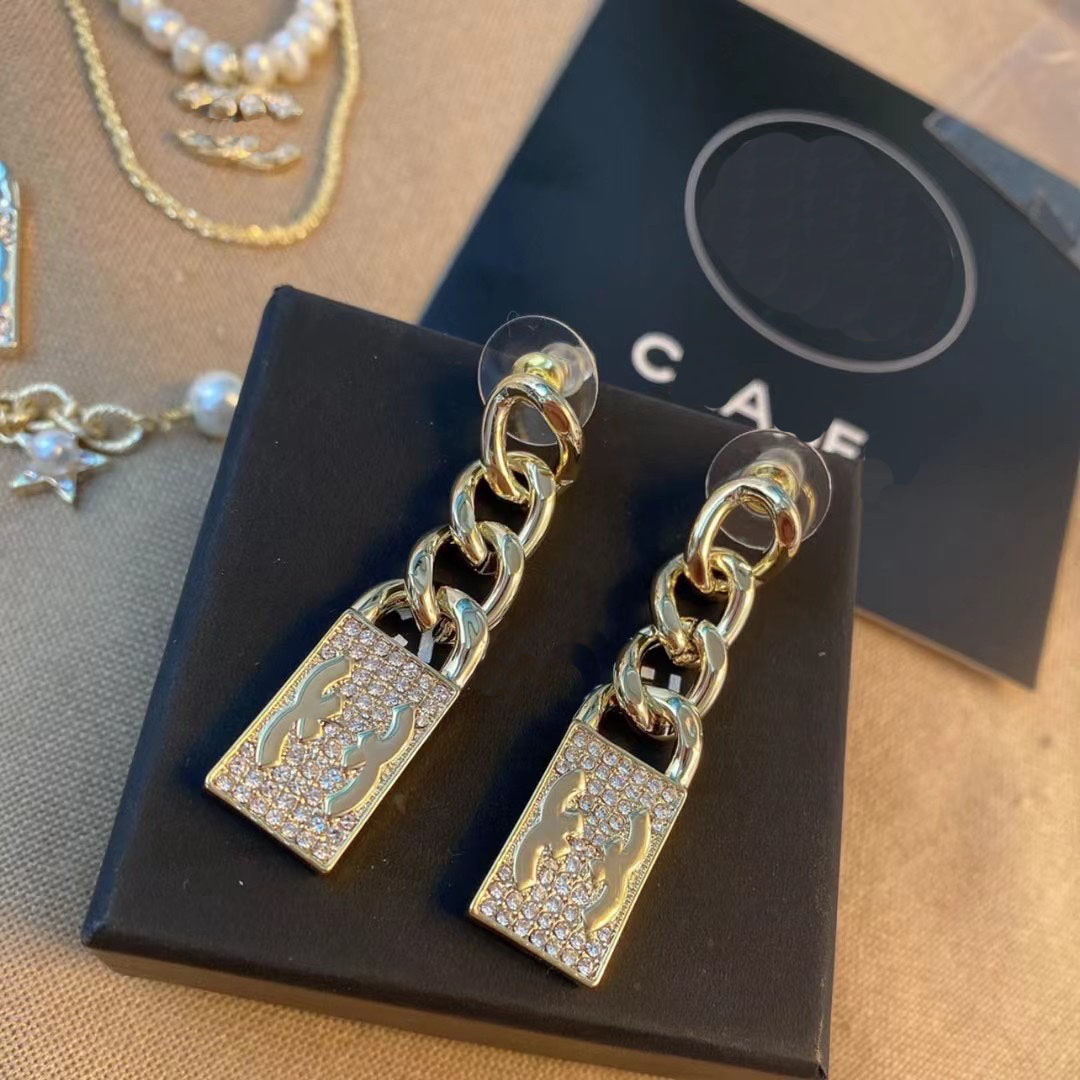 

Fashion Designer Stud Earring Luxury Gold-plated Chain Earrings Women's Elegant Party Love Earrings Advanced Ear Jewelry Design Gift Accessories For Girls