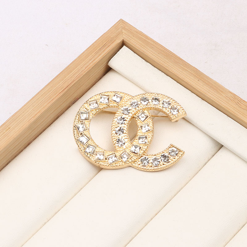

Luxury Women Designer Brand Letter Brooches 18K Gold Plated Inlay Crystal Rhinestone Jewelry Brooch Lady Pearl Pin Womens Marry Wedding Party Sweater Accessorie