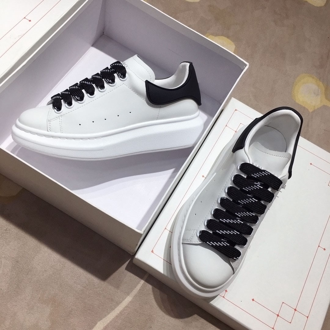 

Designer Mc Casual Queens Shoes Men Women Alexander Platform Sneakers Luxury Suede Leather Mens Tainers Outdoor Unisex Chaussures 68