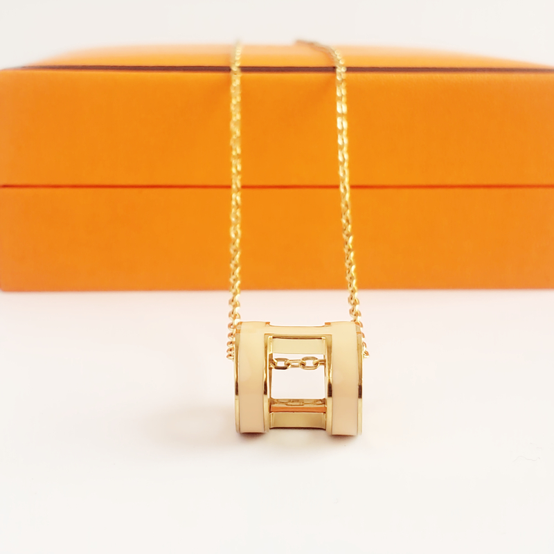 

Designer Classic Luxury H Pendant Necklaces Women 18K Gold Letter Necklace Luxury Design Jewelry Colorfast Hypoallergenic