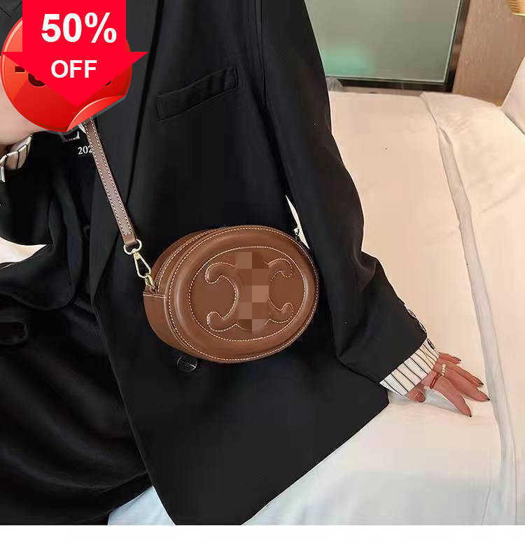 

Designer Bags 2023 New Lisa Same Triumphal Arch Small Round Cake High Quality One Shoulder Msenger Commuting Factory Direct Sale Purses Ladies Handbags Promotion, Black6