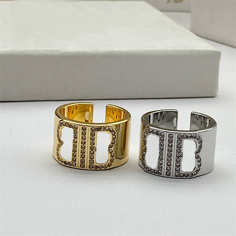 

Luxurys Designers Band Rings Fashion Men Women Ring Classic Letter Wide Rings Jewelry Sliver Gold Color Unisex Party Gifts With Box