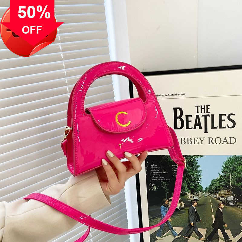 

Designer Bags Portable Small Square 2023 New Net Red Shoulder Women's Fashion Bright Face Urban Simple Msenger Manufacturer Wholaletote Purses Ladies Handbags, Black