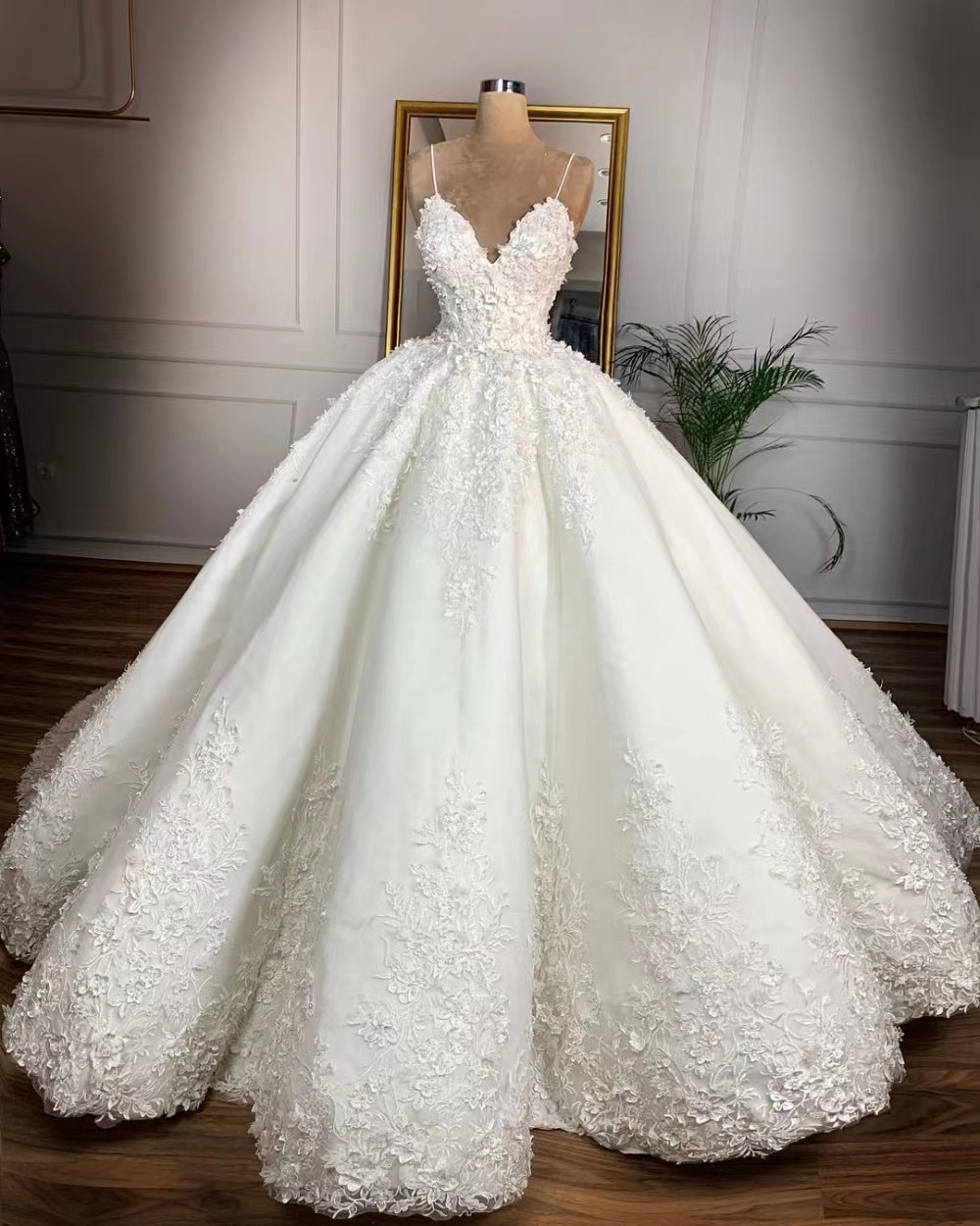 

Gorgeous Sleeveless V-Neck Lace Appliques A-Line Wedding Dress Tulle Online Beading Sash flower appliques Vestido De Noiva, White