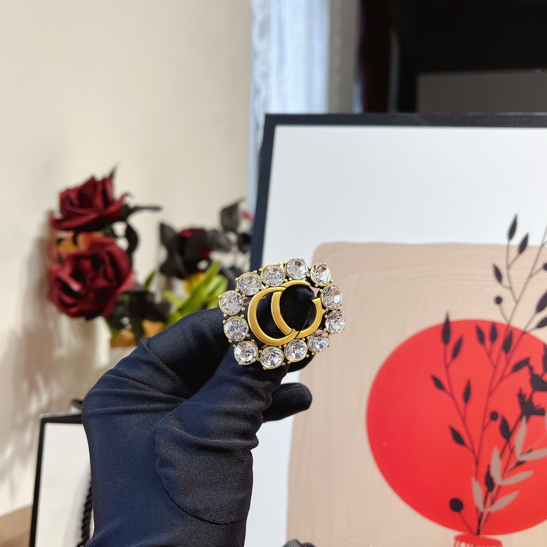 

18k Gold Plated Brooches Luxury Brand Designers Letter Diamond Couple Fashion Women Stainless Steel Brooches Wedding Party Jewellery Gift