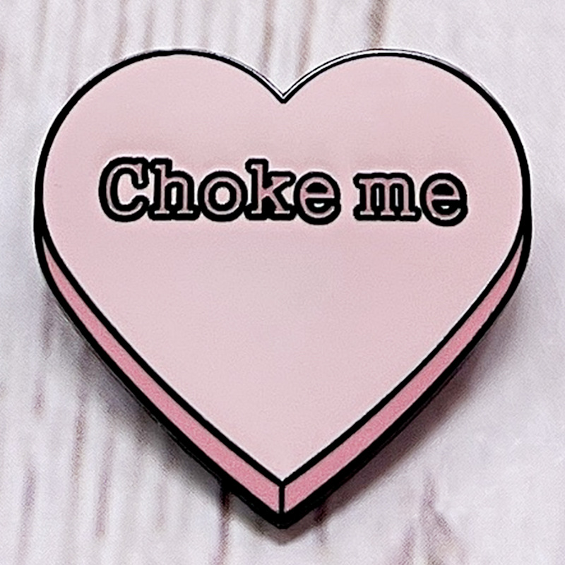 

Choke me pinch my neck brooch pink heart-shaped candy badge metal pin Christmas gift accessories, As picture