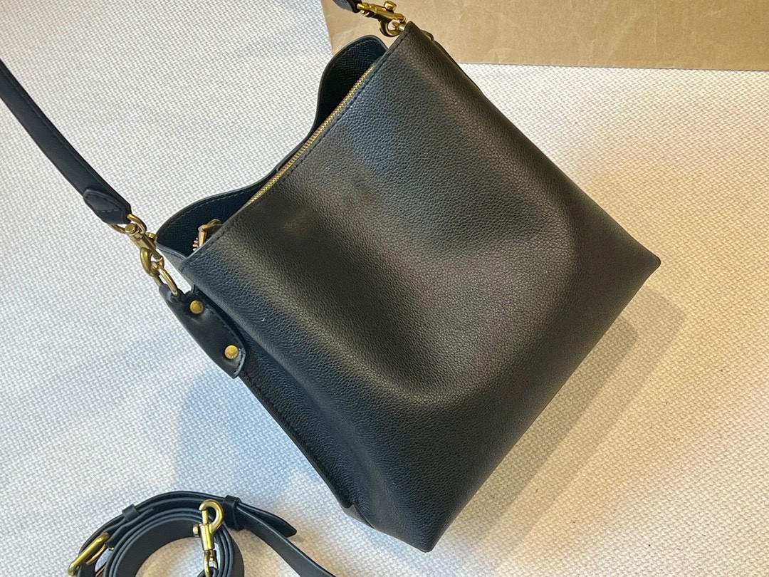 

2022 Designer's new classic portable shoulder bag The first choice for sexy women to represent the fashion trend, White