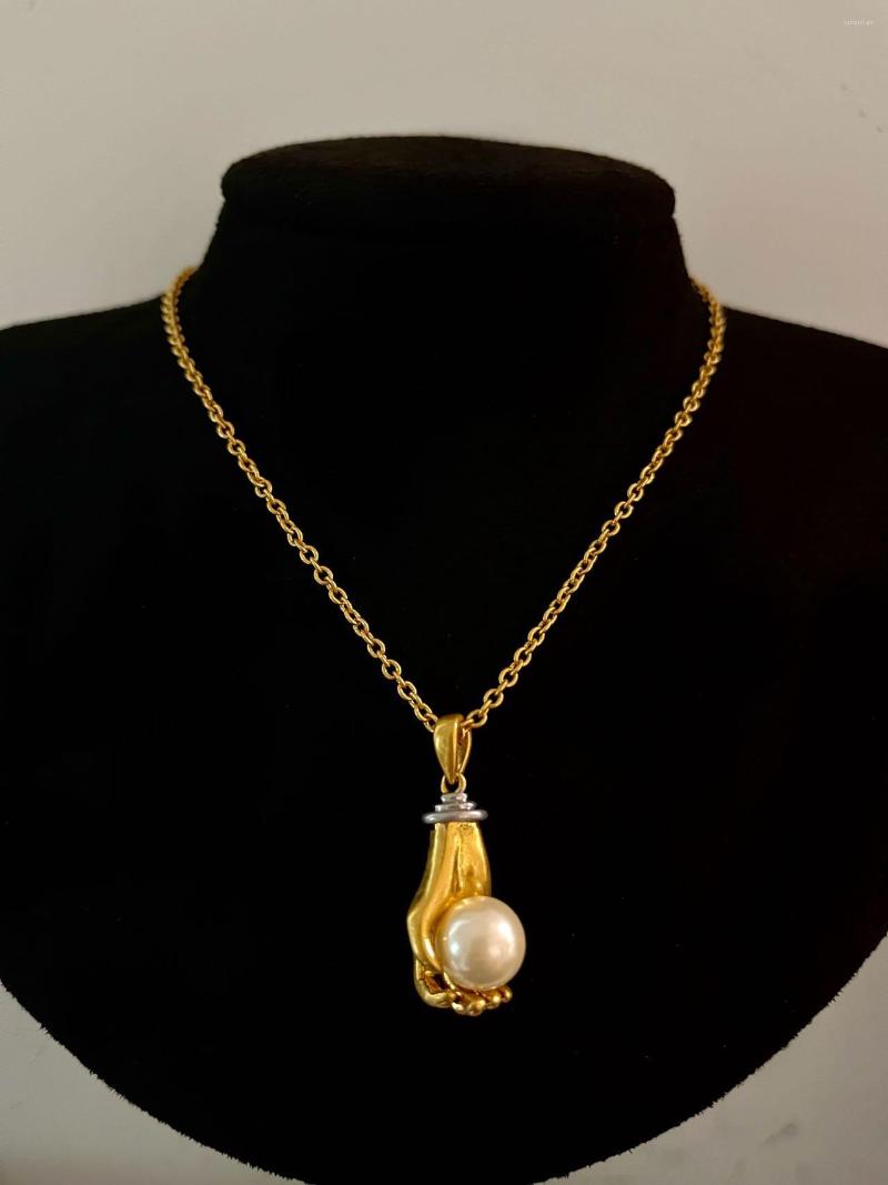 

Choker Europe And America Design Brass Gilt Small Hand Pearl Pendant Necklace