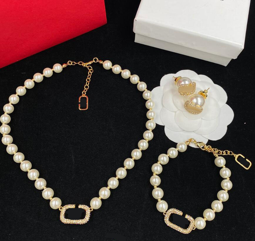 

Famous Pendant necklaces brand Hot Pearl Chains Letter Necklace Women female Pearls Necklace Clavicle Chain