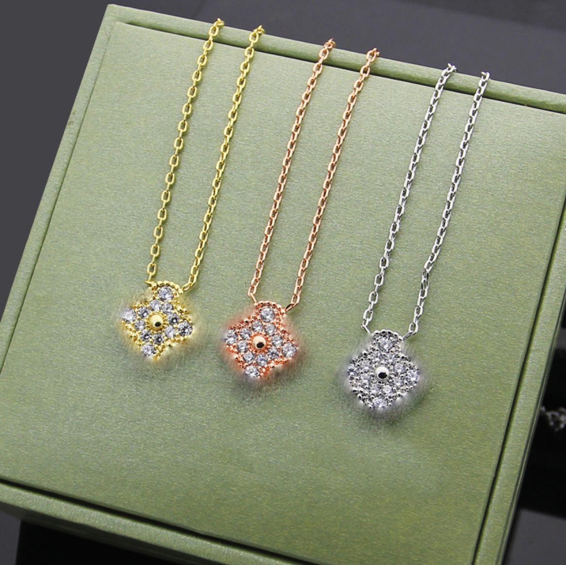

pendant necklaces designer jewelry chains luxury bijoux cjewelers VC letter Fourleaf flower buckle full diamond carved single flo6413808