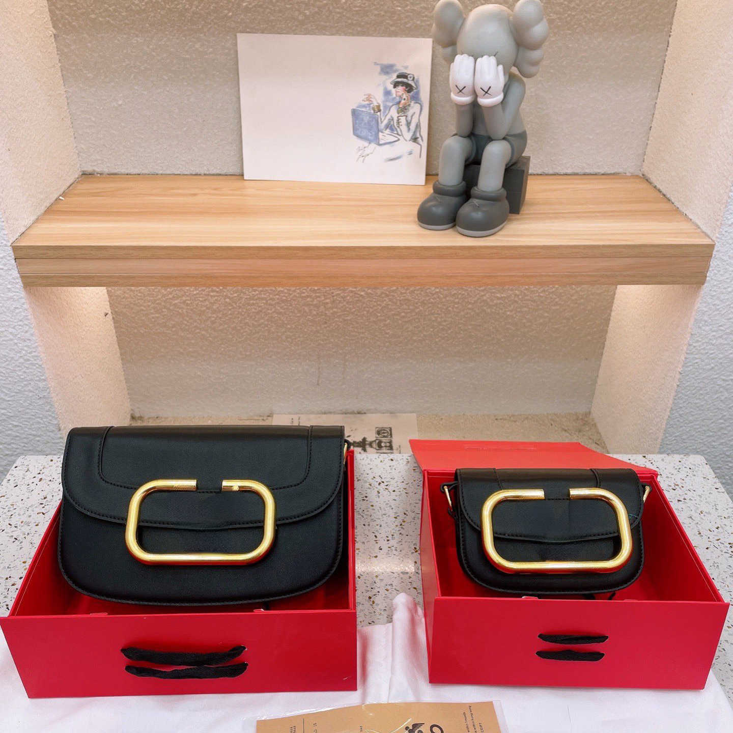 

Luxury Designer Shoulder Bags Tote 2023 New Women's Top Texture Leather Large Letter v Buckle Retro Saddle Single Shoulder Messenger Bag Gift Box Factory direct Sales, Red large size