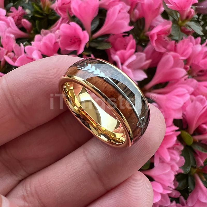 

Wedding Rings ITungsten 6mm 8mm Gold Plated Tungsten Ring Men Women Engagement Band Fashion Jewelry Arrow Koa Wood Inlay Comfort Fit