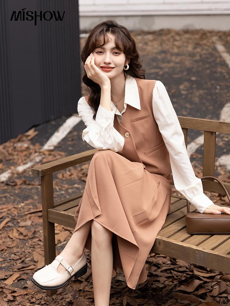 

Casual Dresses MISHOW 2022 Autumn Fake Two-piece Vest Dress For Women Korean A-LINE Female Clothing Vintage Polo Neck Midi MXB34L1205