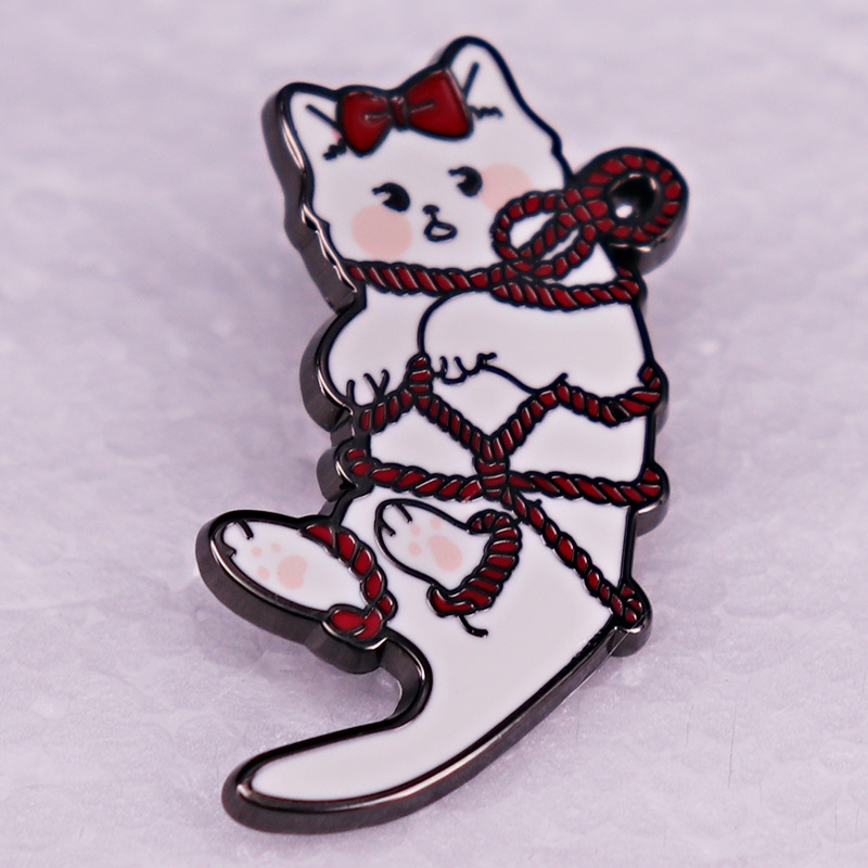 

Japanese Binding Cat Brooch Cartoon Metal Badge Badge Valentine's Day Gift, As picture
