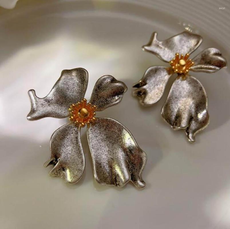 

Stud Earrings European Fashionable Metal Large Petal Flower Niche High-end Retro Exaggerated Elegant Show Jewelry