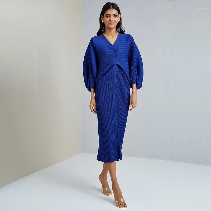 

Casual Dresses 2022 Miyake Pleated Fold Bat Sleeve V-neck Loose Medium And Long Women's Dress Factory Spot, Black