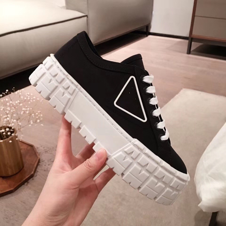 

2023 Top Luxury Designer Woman's shoe Leather Lace Up Men Fashion Platform Sneakers White Black 444, 01