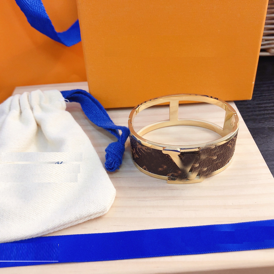 

Europe America Fashion Style Bracelets Bangle Women Bangle Luxury Designer Jewelry Faux Leather 18K Gold Plated Stainless steel Wedding Lovers Gift Bangles S147