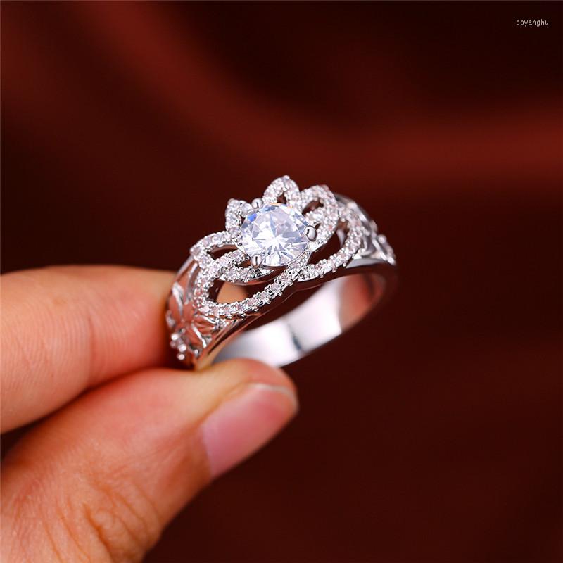 

Wedding Rings Luxury Female White Crystal Stone Ring Classic Silver Color Engagement Vintage Hollow Flower For Women