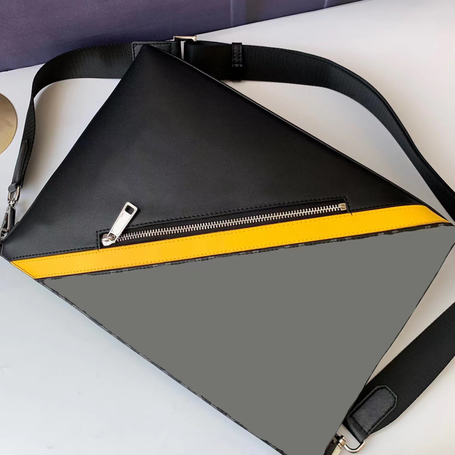 

Messenger Bags High-end designer Fd 470 size34CM trimmer Sport&Outdoor Packs comes with a zippered middle compartment, Beige