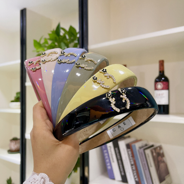 

Womens Fresh Fashionable Flower Hair Hoop Korean Diamond Letter Headband Leather Multi-color Simple Headband Vintage Couple Headwear Designer Hairpin, Blue