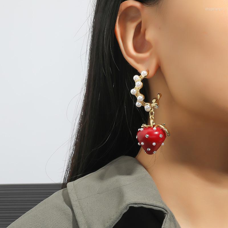 

Dangle Earrings Retro Gold Color Red Enameling Pearl Stereo Strawberry Pendant For Women Fashion Fun Heart Shaped Drop Earring Jewelry