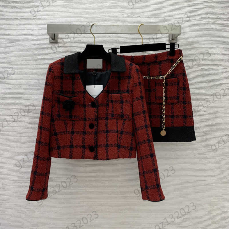 

Womens Two Pieces Dress Contrast Color Check Lapels Camellia Brooch Decoration Short Jacket High-waisted Skirts With Metal Chains Luxury Brand Women Clothes 1970