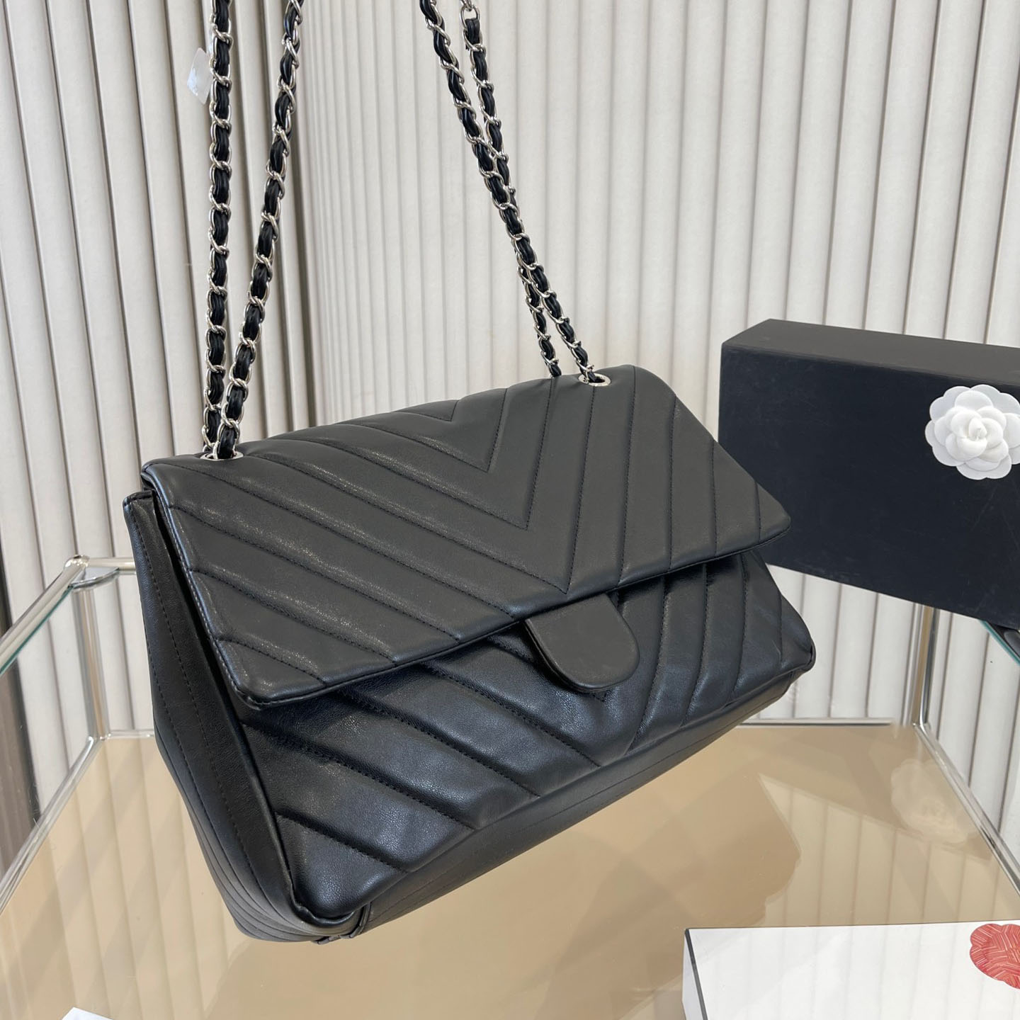 

Vintage Maxi Large Capacity Quilted Airport Bags Lambskin V-shaped Plaid Silver Metal Chain Crossbody Shoulder Wallets Designer Outdoor Crossbody Purses 34x22CM