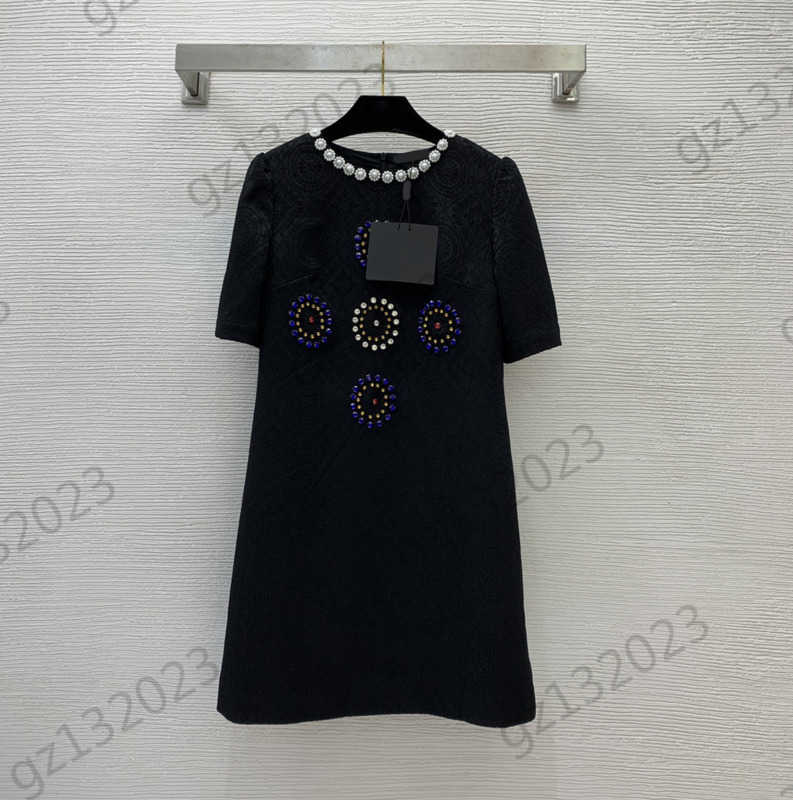 

Casual Dresses Womens Designer Dress Vintage Jacquard Fabric Diamond-encrusted Neckline Dress Short Sleeves Collect Waist Design A-line Maxiskit Women Apparel 197