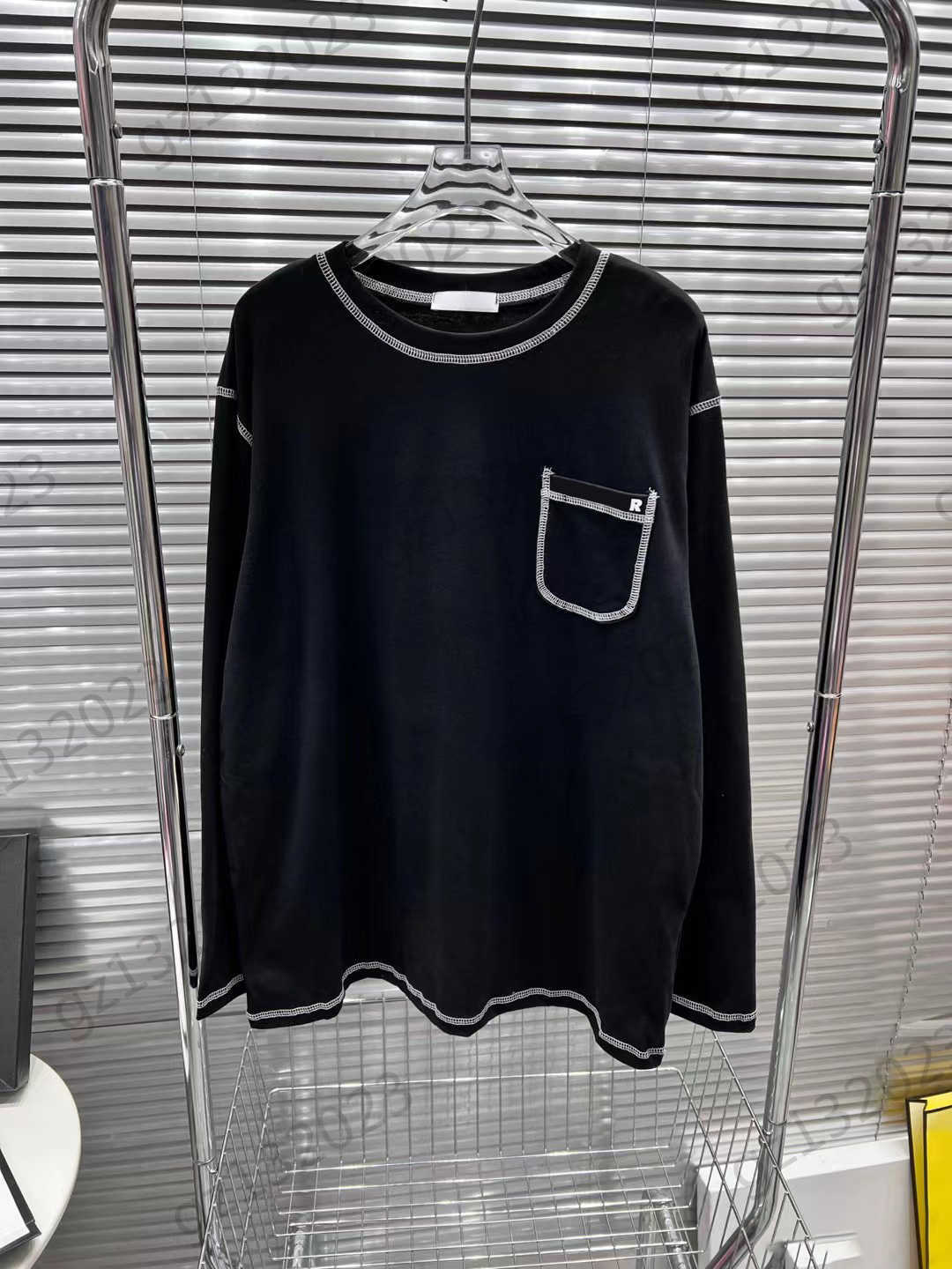 

Womens Sweaters Pure Cotton Fabric Bright Line Design Crewneck Pullovers Knitted Sweater Back Letter Print Chest Pocket Knitwear Unisex Style Women Clothes
