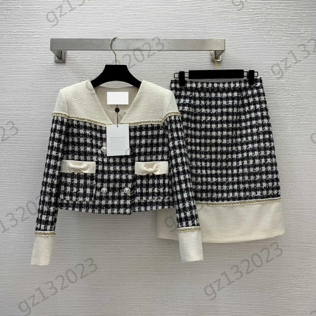 

Womens Two Pieces Dress Fashion Match Color Thousand Bird Lattice Pearl Buttons V-neck Tweed Jackets Elastic Waist Slimming Skirts Luxury Brand Women Clothes