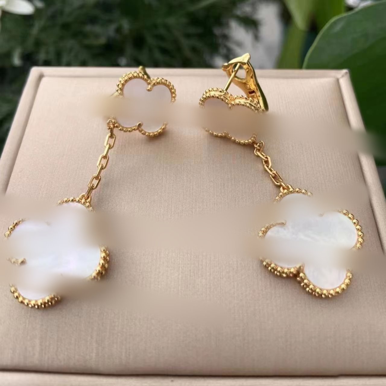 

Luxury brand fashion lucky four-leaf clover earrings chandelier designer for women letter-V gold silvery Red agate mother-of-pearl earring Christmas gifts non-fading