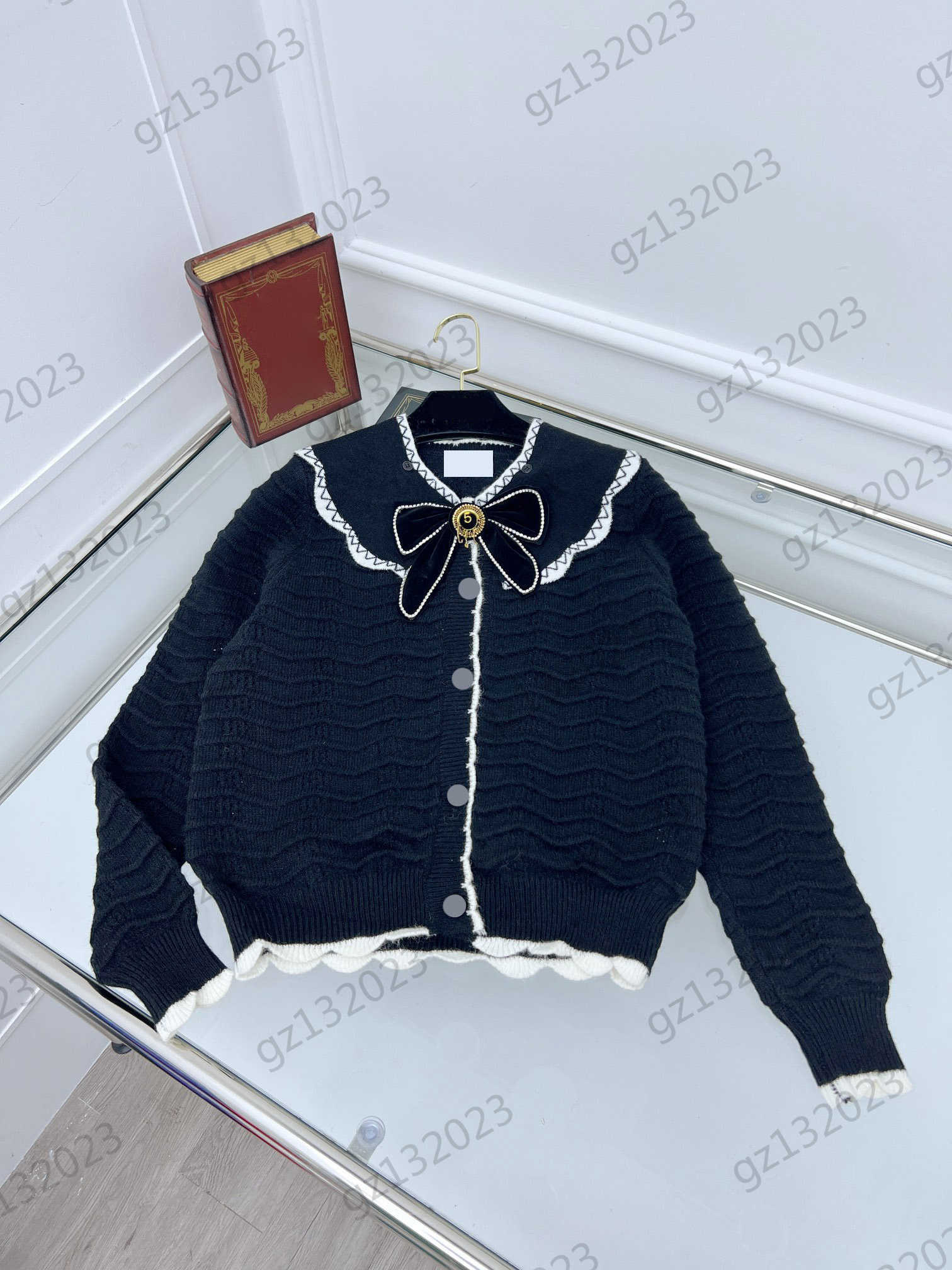 

Womens Sweaters Bow Brooch Decorative Detachable Lapel Knitted Cardigan Wavy Striped Button Open Long Sleeves Knitwear Luxury Designer Women Clothes 2 Colors