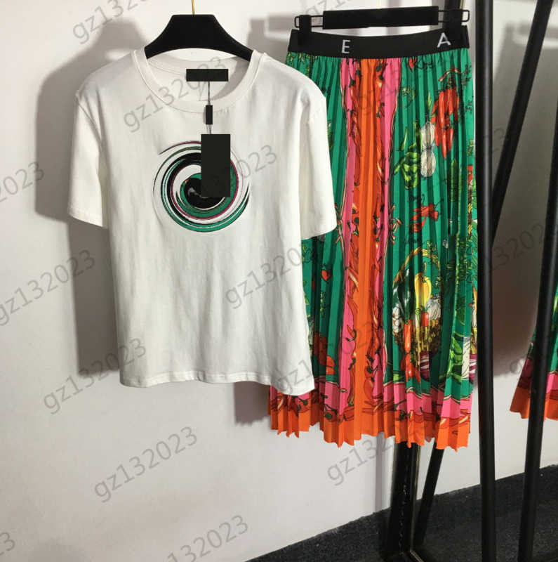 

Women Two Piece Dresses Chest Lettering Logo Embroidery Round Neck Short Sleeve T-shirt Vegetable Print High-waisted Pleated Skirts Womens Clothing 2 Colors 1970