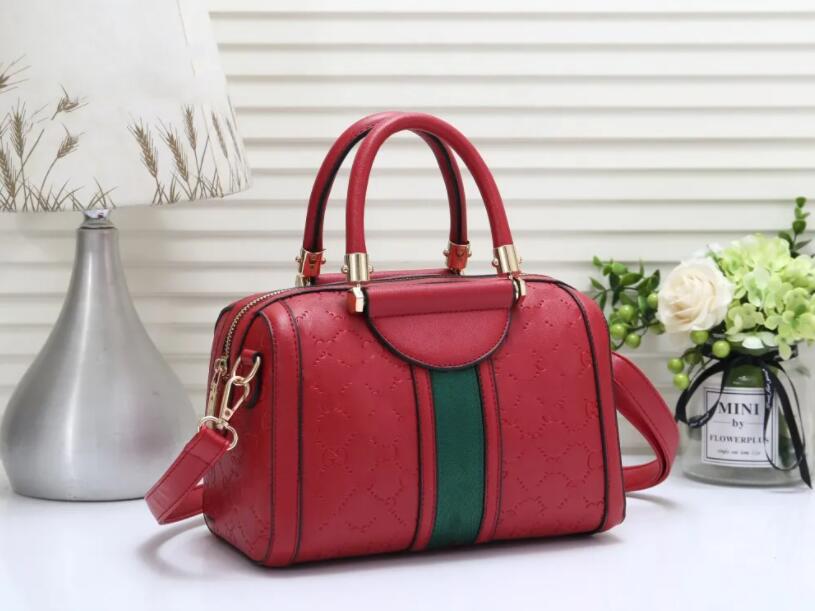 

CC Embossed travel bag Large capacity men's handbags Women's shoulders bag Luxury leather handbag Luggage Courier shoulder messenger bag