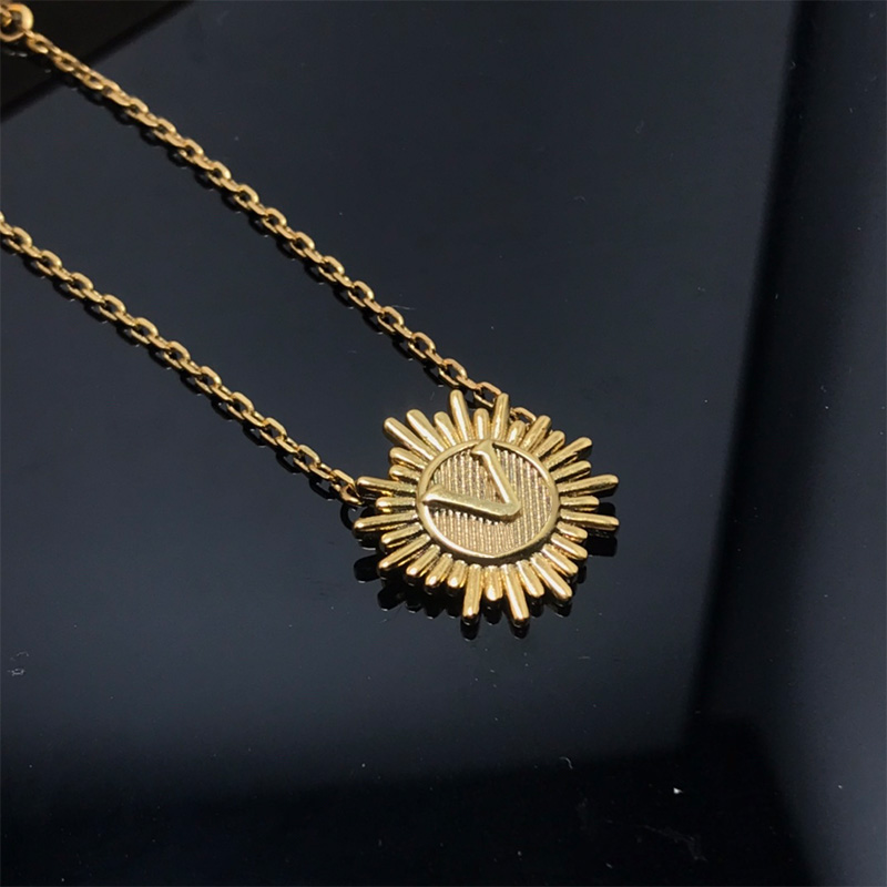 

Designer Women Necklaces Classic Letters Rotatable Pendant Fashion Lady Necklace with Sun Pattern Wedding Jewelry Accessories Valentine's Day Gift with Box